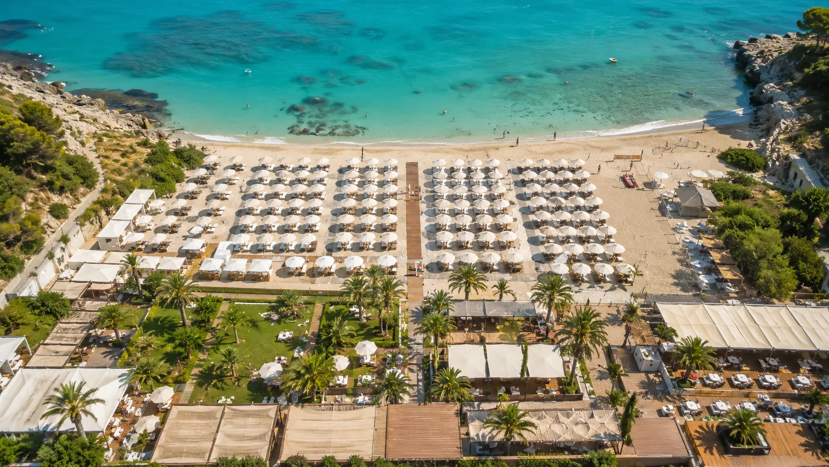 Vista aerea di stabilimento balneare con ombrelloni
