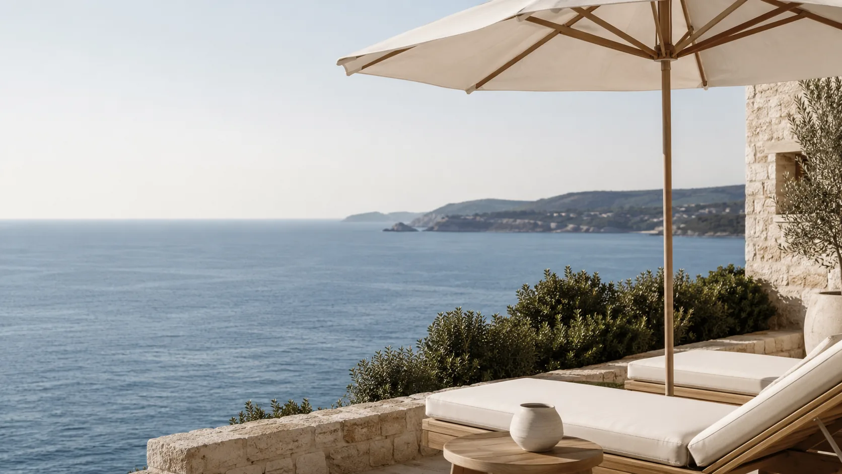 Terrazza mediterranea rilassante con vista mare